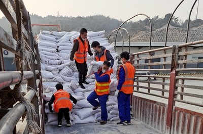 協(xié)同增效，保障運輸——云天化磷化集團飼鈣銷售團隊積極參與鐵路裝車及貨物打包服務